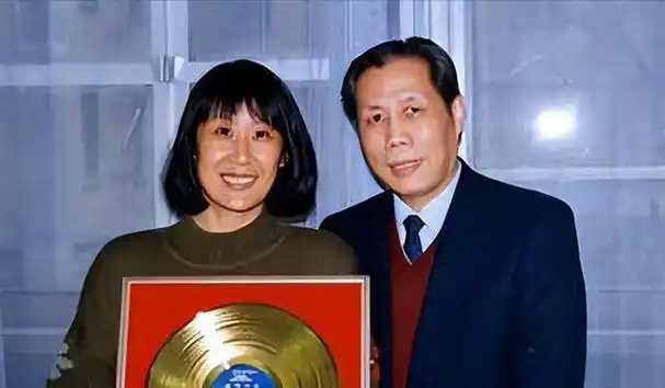 事实证明,加入法国国籍的苏小明,当初抛弃前夫是最好的选择!