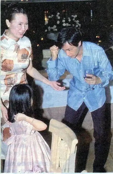 张国荣抱娃的姿势真的苏到我,和林青霞女儿猜拳时的眼神太有爱