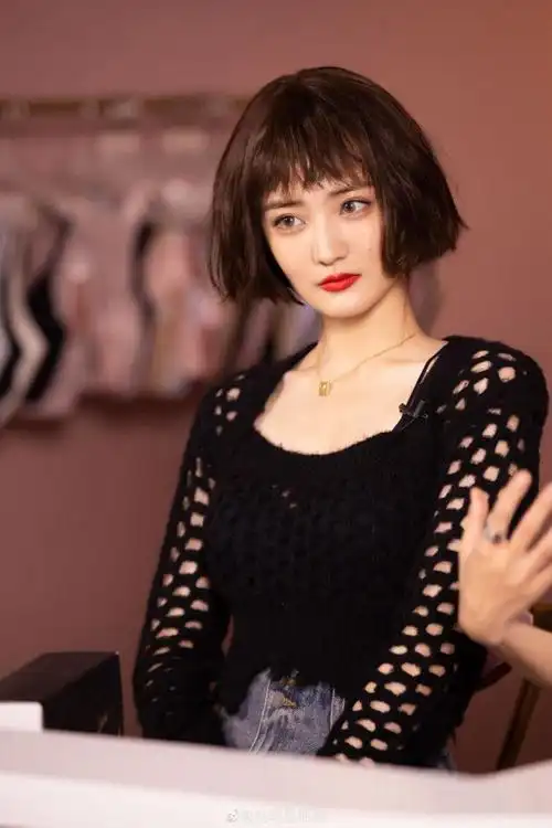 徐璐又想骗我们剪短发齐耳短发配镂空针织衫甜辣风好看到爆
