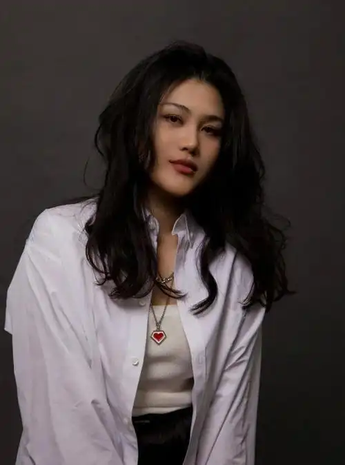 不拍戏的时候,柳云龙就和妻子一起接送孩子上下学.