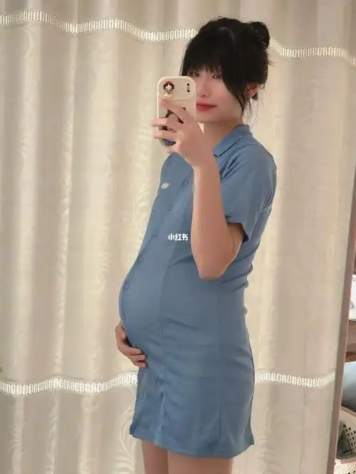 站着时侧面看肚子是尖的,坐着时是圆的,之前看网上说尖的是男宝我就