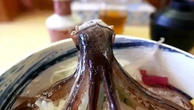 吃海鲜我就服日本人, 鱿鱼直接生吃, 吃的时候还在动