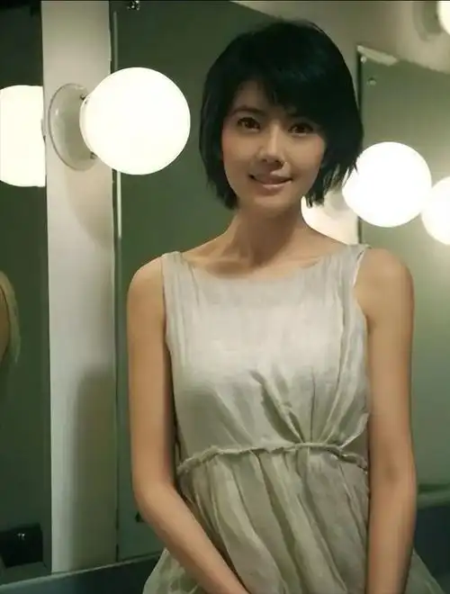 没想到高圆圆身材这么好腰臀比很惊艳穿红裙优雅又高级