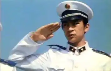 影片中海军官兵穿的是85式军服,恢复了传统的海军黑色领章.