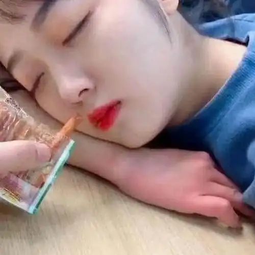 抖音小姐姐上课睡觉火了看到画面放大后网友可爱