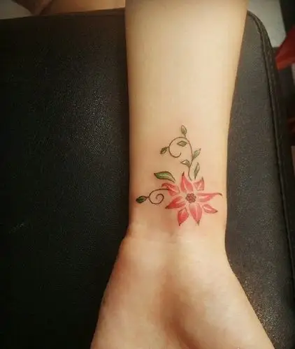 简单大方的美丽手腕花朵纹身图案