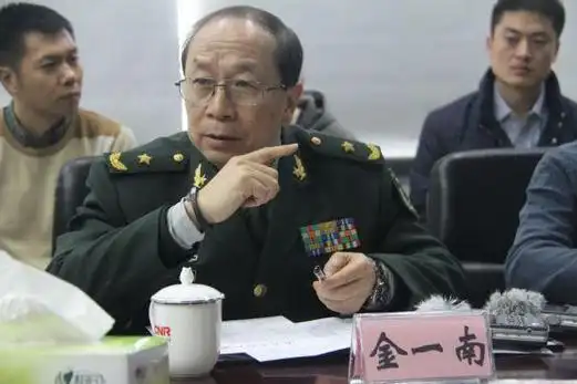 【解放军少将】因为解放军还有一条规定,大校军官如果到了55岁还没有