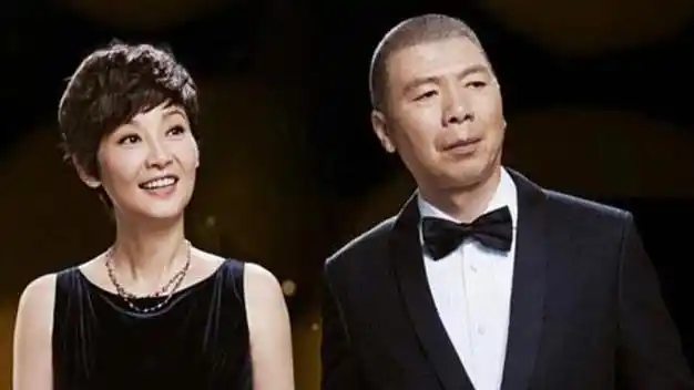 她曾与冯小刚夜宿8小时,曝光后被丈夫赶出家门,徐帆却称没吃亏