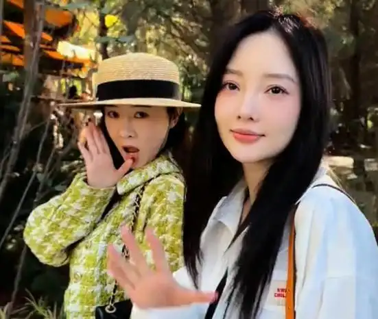 霍思燕晒与李小璐合照闺蜜出游轻松自在一起遛娃友情依旧