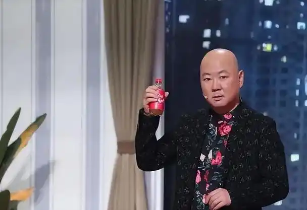 在舞台上有过多任"妻子"的郭冬临年过半百却至今未婚.