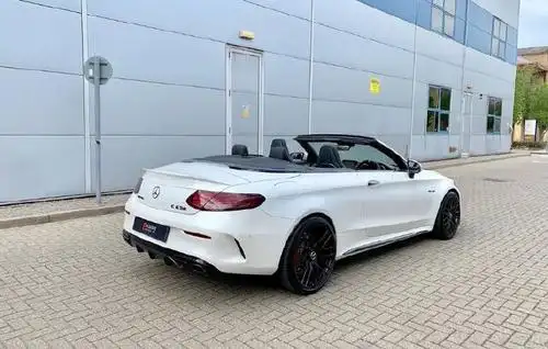 奔驰白色款c63s敞篷车,纯白真漂亮!