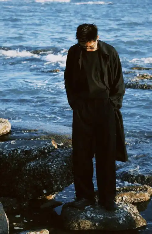 李现海边氛围感随拍##李现插兜背影照