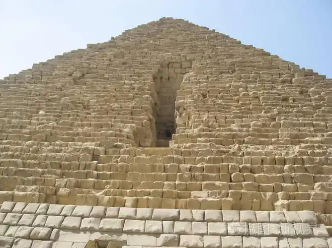 进入金字塔的入口. 旅行的照片.