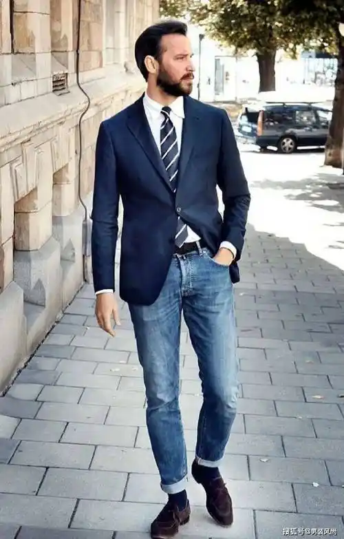 同时,要注意色彩的搭配,避免过于花哨或过于沉闷.