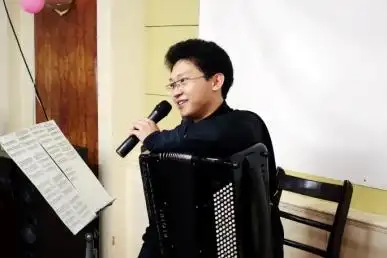 秦皇岛中艺学校举办许笑男联欢音乐会