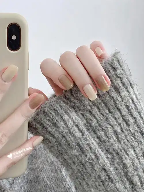 一组跳色~~奶白色搭配太空灰高级又显白,黄皮9315#最显白的指甲油