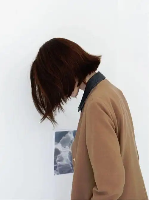 短发背影图片女生唯美