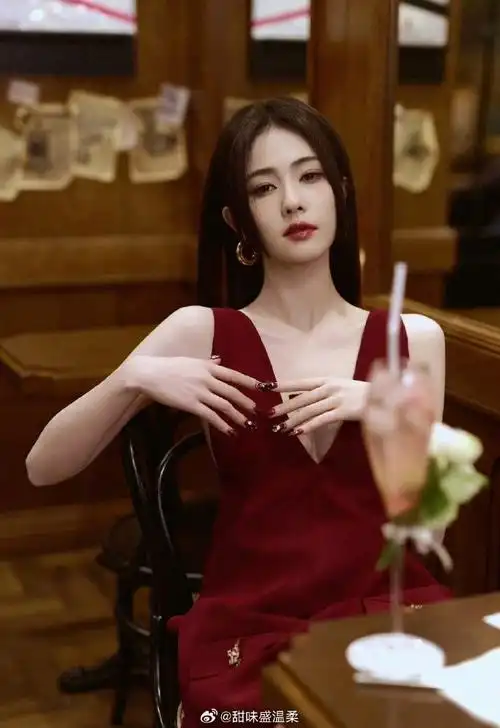 在时尚的街区照片中,我们可以感受到意式的美学氛围,每一处都充满着