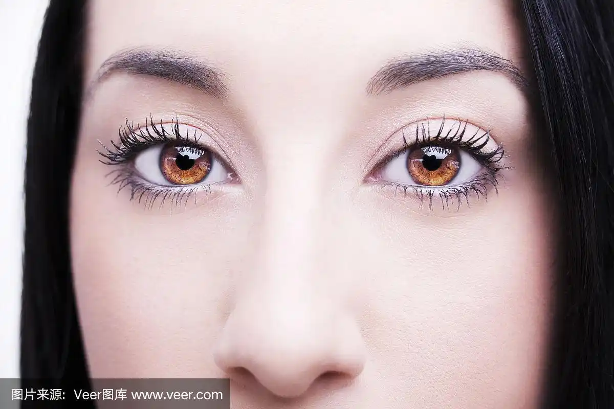 美丽而富有洞察力的女人的眼睛