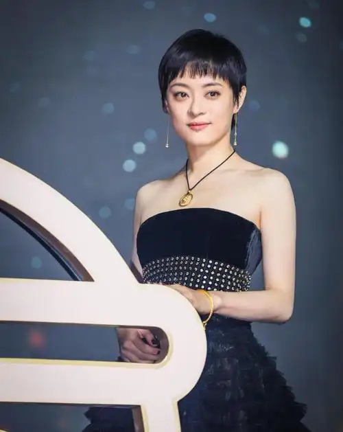 孙俪新发型时尚又减龄,齐刘海短发搭配抹胸黑裙,丰满身材好吸睛