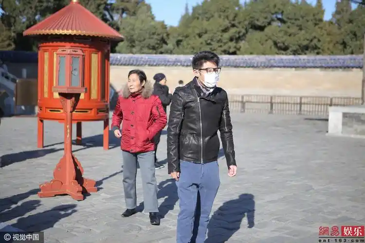 撒贝宁携女友逛天坛似好事将近