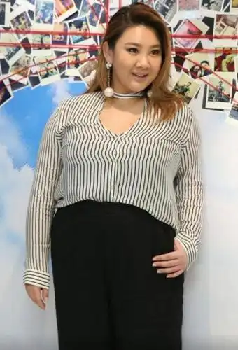 郑欣宜瘦下来真惊艳,灰色西装配短发霸气十足,与之前对比真明显