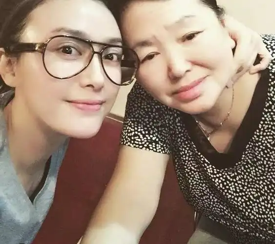 秦岚晒与母亲合照 戴黑框眼镜素颜出镜状态佳|秦岚_新浪新闻