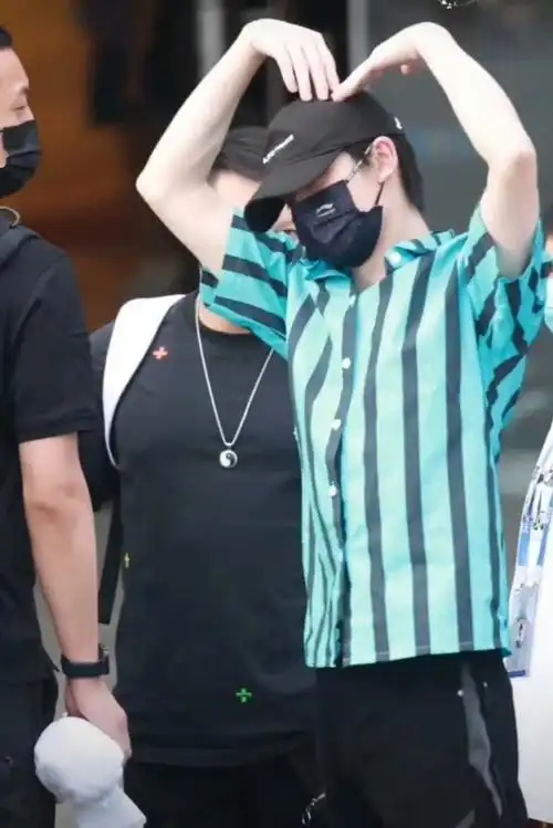 丁程鑫向粉丝比心##丁程鑫全方位鞠躬比心