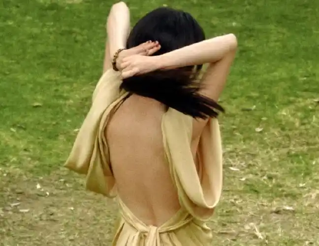 春夏裸全背造型