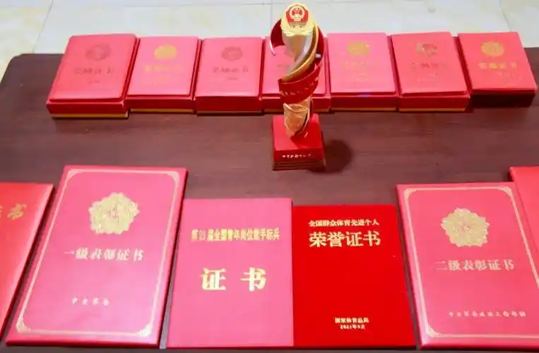 甘文涛获得的众多荣誉在甘文涛家中,慰问团领导与甘文涛及其家属热切