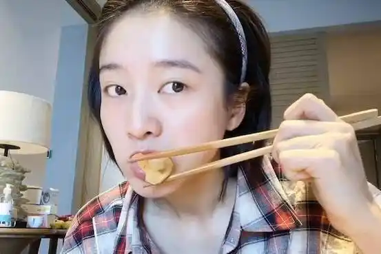 原创张雪迎增肥7斤吃米线连汤都喝光宅家不化妆蹲着刷牙太接地气