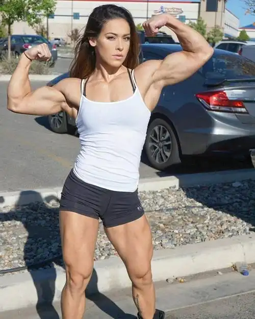 他被罗尼所征服,她认为女性可以在肌肉发达和强壮的同时依然保持女性