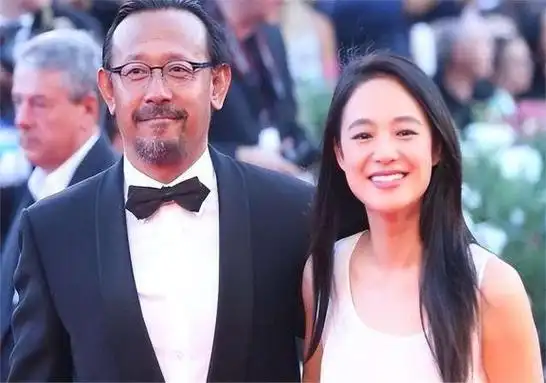 然而,在夫妻生活中,姜文不仅异常宠爱他的妻子,而且极度害怕她生气.