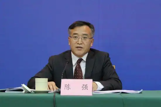 山东省人民政府新闻办公室副主任,新闻发布处处长陈强主持新闻发布会