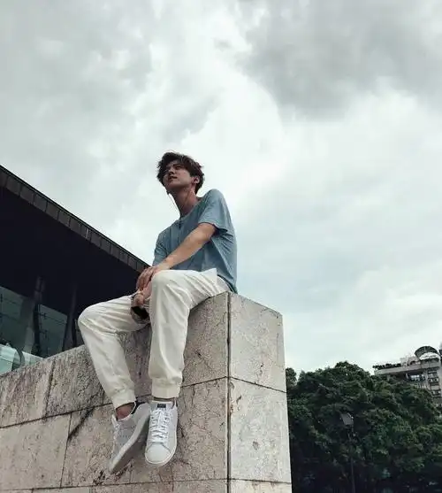 鹿晗ins更新甜蜜暴击杀青我们的明天辛苦了