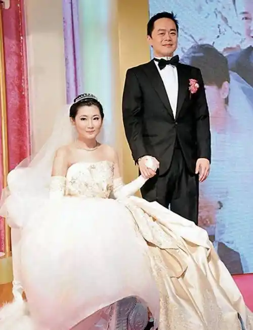 严重烧伤13年后,41岁的selina终于当妈,儿子肺积水虚惊一场_小徐_ella