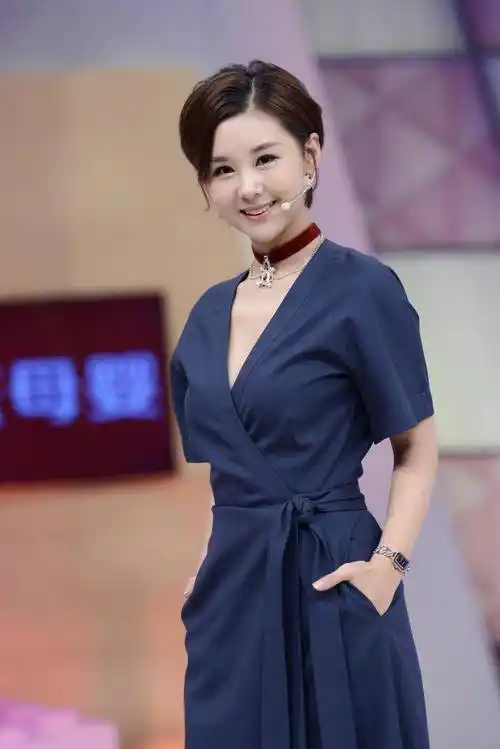 李小萌身材有点肉更性感,穿挂脖 露背连衣裙亮相,像人间水蜜桃_的设计