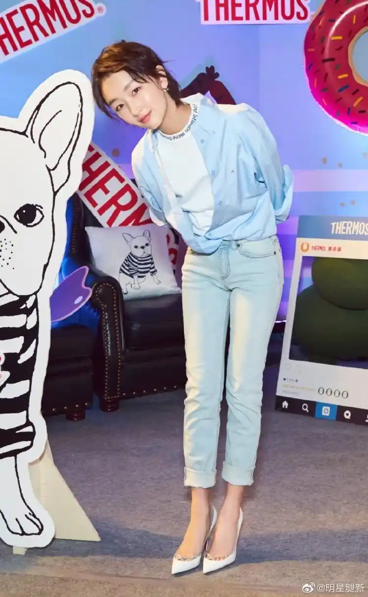 细腿美女周冬雨脚踩乳白色尖头高跟