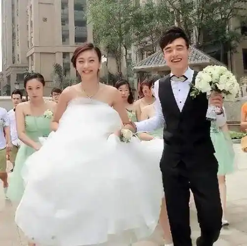 在那段时间里,陈冰与主持人付瑞亭相识并逐渐相互倾心,他们之间产生了