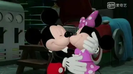 米奇叔叔和米妮阿姨一个抱抱照片