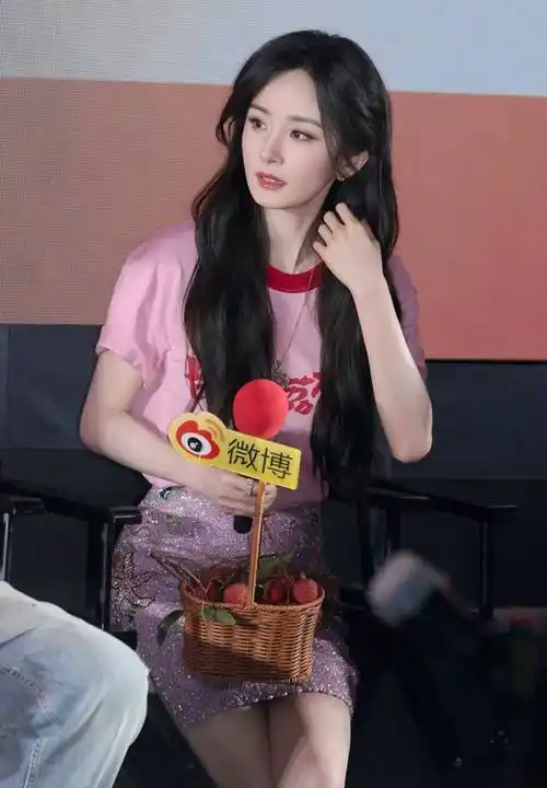 还得是杨幂呀简单的粉色t恤配半身裙甜美又洋气