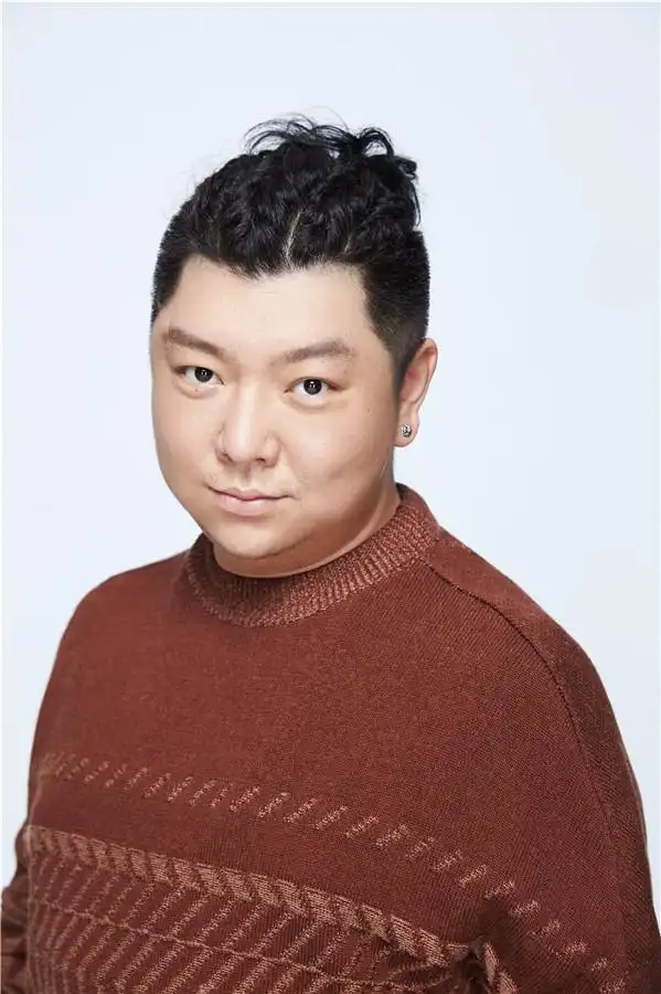 形象带来的反差实力为紧张的情节增添了一丝喜剧感,东北话大哥贾超在