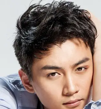 圆脸男生适合的发型设计 巧搭刘海帅气迷人