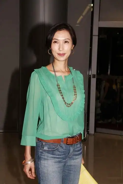 最高学历港姐郭蔼明,年过半百一袭紫裙高雅美艳,刘青云太有福气_腾讯