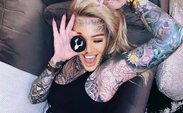 英国纹身最多的女人当妈后被迫重操旧职,靠粉丝支付新房费用_贝琪