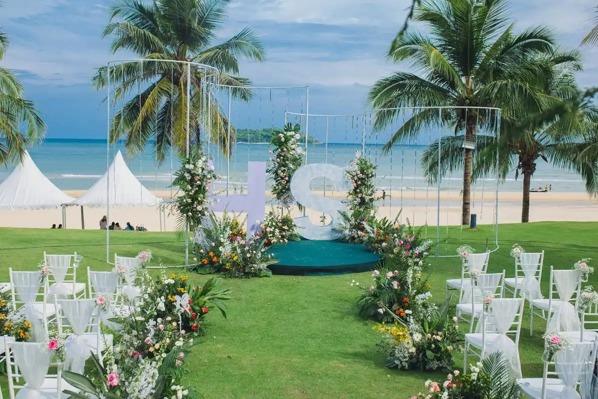 谁能不羡慕一场浪漫的海边草坪婚礼.微风轻轻吹过撩动你纯净的 - 抖音