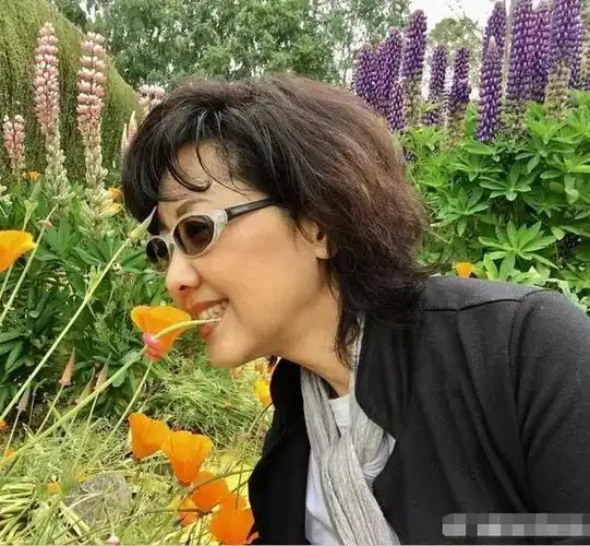 67岁朱琳近照曝光女儿国国王玩自拍皮肤超好依旧惊艳