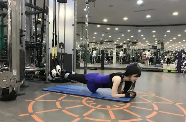 她样样在行,在健身房那种白炽灯的映射之下,51岁的周慧敏依然皮肤白皙