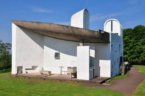 的教堂不同,没有指向天国的高耸,没有令人晕眩的巨大空间,没有十字架