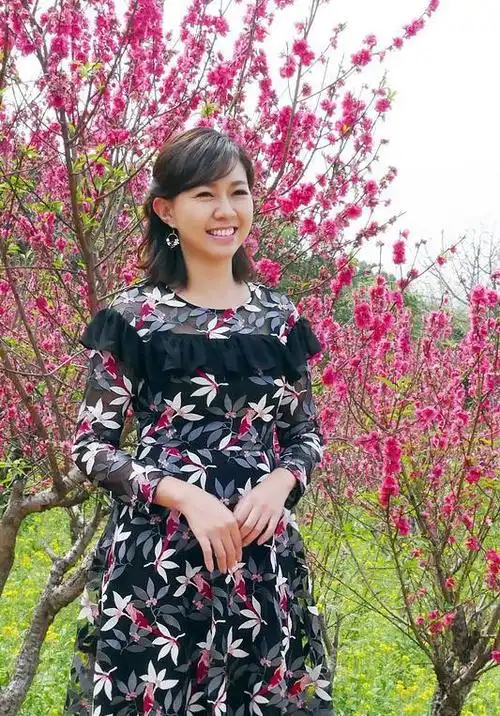 卓依婷晒自拍照打扮的像个老年人但实际才37岁